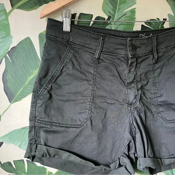 Universal Threads Dark Olive Green Mid Rise Midi Shorts Size 8/29 - Picture 3 of 6